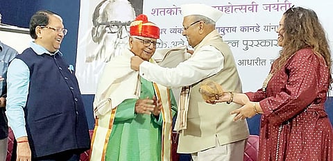 आचार्य अत्रे यांचे मुंबईत स्मारक उभारा