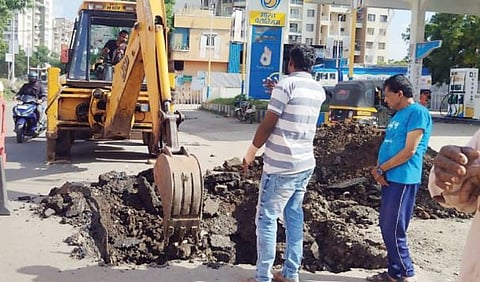 चकचकीत रस्ता खोदणं बरं नव्हं ! पुणे पालिकेचा कारभार