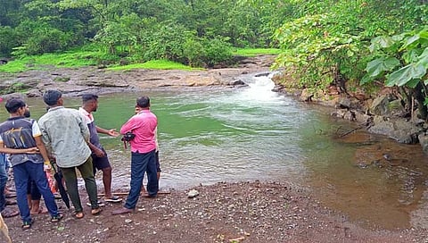 रायगड: भावाला वाचविताना लहान भावाचा कुंडात बुडून मृत्यू