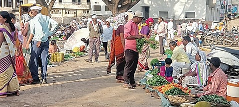 अकोले : रस्त्यावर भरणारा भाजीपाला बाजार नगरपालिकेने केला स्थलांतरीत