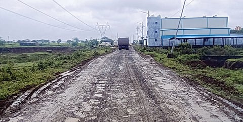 खेड एमआयडीसीतील रस्त्याला मोठमोठे खड्डे