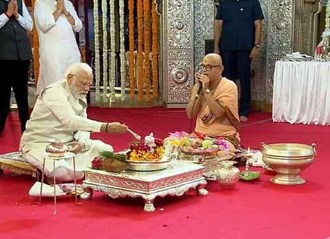 पंतप्रधान नरेंद्र मोदी दगडूशेठ गणपती चरणी