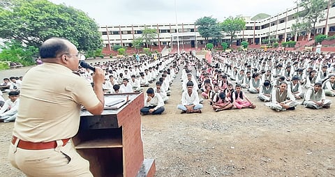 आई-वडिलांच्या कष्टाचा विचार करा : पोलिस निरीक्षक संतोष मुटकुळे