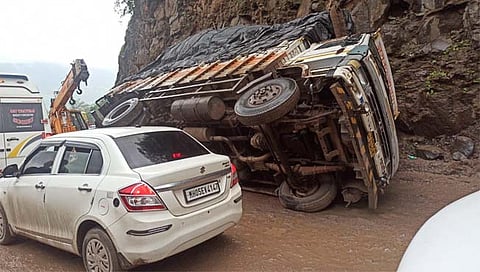 नगर-कल्याण महामार्गावर टेम्पो उलटला; रहदारी ठप्प