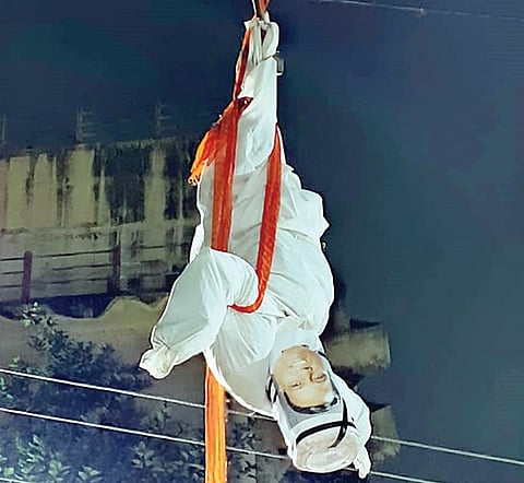 शिवसैनिक आक्रमक : संगमनेरात माजी खासदार यांचा पुतळा टांगला उलटा