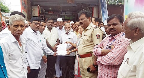 बोधेगाव : अपहाराच्या चौकशीसाठी रास्ता रोको