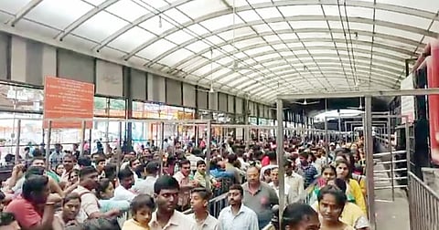 शिर्डी : सुट्ट्यांमुळे साईनगरीत भाविकांचा महापूर