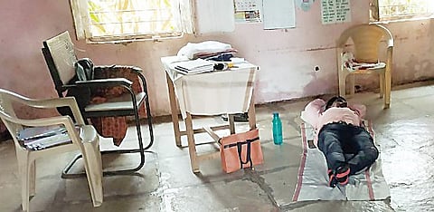 चिंताजनक ! शिकवण्याऐवजी शिक्षक मोबाईलमध्ये व्यस्त; मुलांकडून शिक्षकांच्या नकला