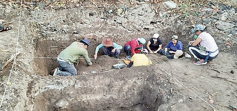 अहमदनगर जिल्ह्यातील मुळा नदीपात्रात उत्खननात सापडली मापे, चलन