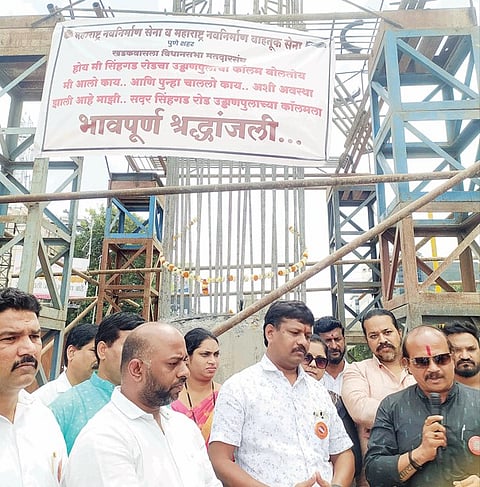 पुण्यातील सिंहगड रस्त्यावरील उड्डाणपुलाचा ‘तो’ पिलर पाडला; मनसेने वाहिली पिलरला श्रद्धांजली