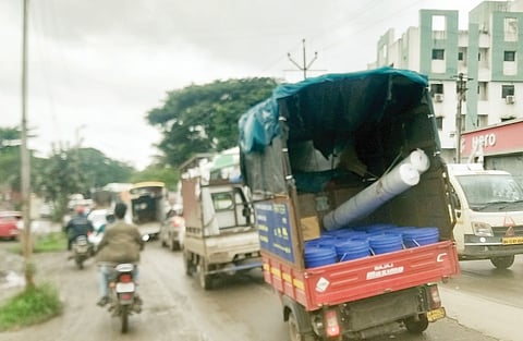 पुण्यातील लोहगाव-वाघोली रस्ता खड्डेमय; वाहतूक कोंडीमुळे वाहनचालक, नागरिक त्रस्त