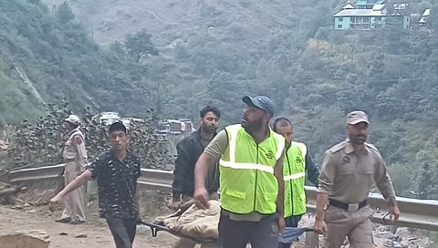 Jammu Kashmir : जम्मू काश्मीरमध्ये भूस्खलन; ट्रक दरीत कोसळून ४ ठार, ६ जनावरे दगावली