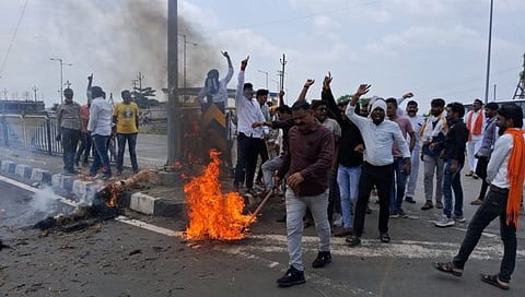 यवतमाळ : मराठा आरक्षणासाठी रस्ता रोको; उपमुख्यमंत्र्यांचा प्रतिकात्मक पुतळा जाळला