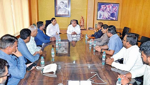 kolhapur news : कोल्हापूर हद्दवाढीसाठी मुख्यमंत्र्यांसोबत बैठक घ्या; डॉ. प्रतापसिंह जाधव यांना विनंती