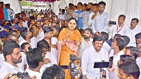 ठेकेदार धुमाळ कोणाचे पाहुणे? : शौमिका महाडिक