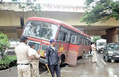 Pune ST Bus Accident : मोठा अनर्थ टळला! रिक्षाला वाचविण्याच्या नादात बस दुभाजकावर अन्..