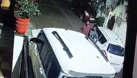 Nashik Crime : पोलिस चौकीच्या मागेच स्कॉर्पिओची चोरी (CCTV)