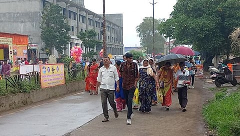 त्र्यंबकनगरीत दाखल झालेले भाविक 