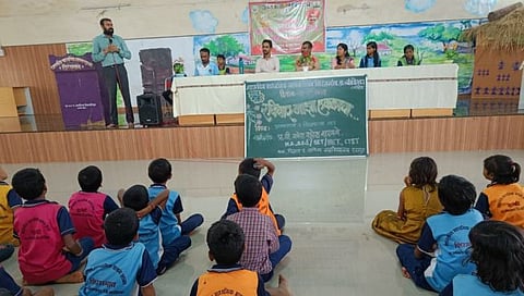 शिक्षक दिन विशेष : आदिवासी विद्यार्थ्यांसाठी अधीक्षक झाले शिक्षक