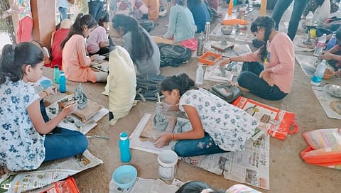 धुळे : पिंपळनेरला शाडूमाती पासून गणेशमूर्ती तयार करण्याची कार्यशाळा