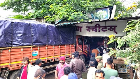 नाशिक : ट्रकने जोरदार धडक दिल्याने आयशर घुसला थेट मिठाईच्या दुकानात