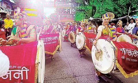 Pune Ganeshotsav 2023 : महिलांच्या ढोल-ताशा पथकांचे वादन ठरतेय लक्षवेधी