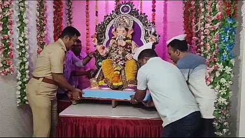 पनवेल : महापालिकेच्या आवाहनाला पोलिसांचा प्रतिसाद; पोलीस ठाण्यातील गणेश मुर्ती केली दान