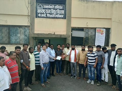 धुळे : लोडशेडिंग संदर्भात पिंपळनेरच्या महावितरण कार्यालयावर धडक मोर्चा