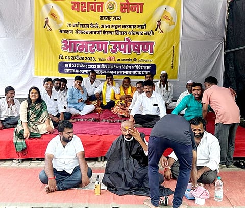 धनगर आरक्षण : राज्यकर्त्यांच्या दुर्लक्षाचा निषेध करत युवकांनी केले मुंडन