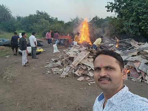 कारवाईचा सेल्फी काढण्यात पोलीस अधिकारी व्यस्त ; गुन्हेगारी व अवैध व्यवसाय मोकाट