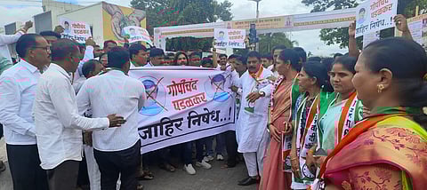 NCP News : बारामतीत गोपिचंद पडळकरांच्या प्रतिमेला राष्ट्रवादीकडून जोडे