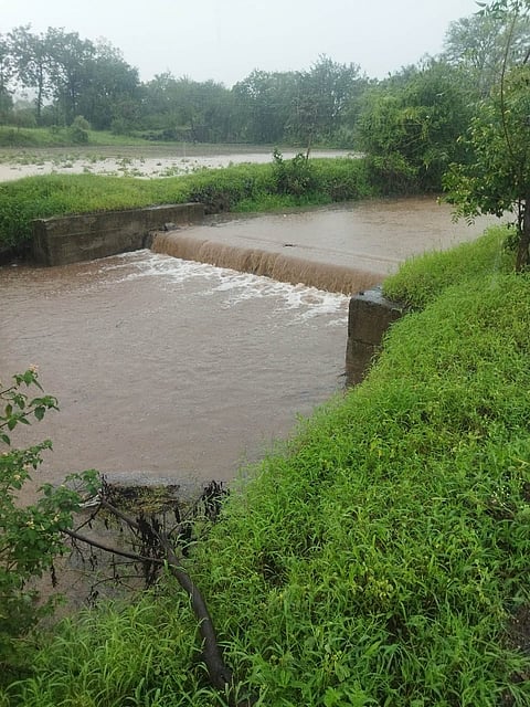 Pune news : मांदळेवाडी येथे चालू वर्षी पहिल्यादांच ओढ्यांना मोठा पूर