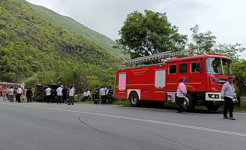 Pune Accident News : दिवेघाटात १४ कामगार घेऊन जाणारा टेम्पो पलटी; तिघांची प्रकृती गंभीर
