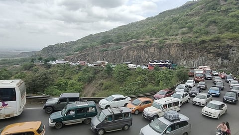 खंबाटकी घाटात झालेली वाहतूक कोंडी.