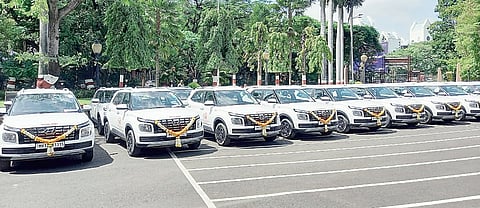 राज्यातील अधिकार्‍यांच्या दिमतीला आलिशान गाड्या; आरोग्यमंत्र्यांच्या हस्ते 46 वाहनांचे हस्तांतरण