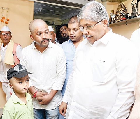 शहीद ओझरकर यांच्या मुलांना पाच लाखांची शैक्षणिक मदत