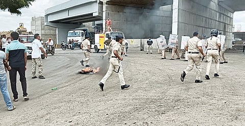 वाळकी : पोलिसांवर दगडफेक आणि अश्रूधुराचा वापर