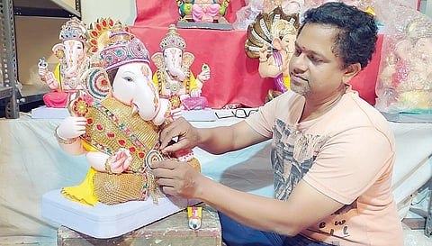 पुण्यात हिर्‍या-मोत्यांची पखरण अन् वस्त्रालंकार; रंगबिरंगी रत्नांनी सजल्या गणेशमूर्ती