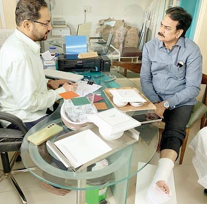 व्हॉलिबॉल स्पर्धेचे उद्घाटन करताना हर्षवर्धन पाटील यांच्या पायाला ‘फ्रॅक्चर’