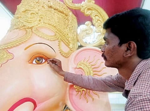 Ganeshotsav 2023 : हिरव्या, निळ्या डोळ्यांमधून प्रकटतोय भक्तिभाव