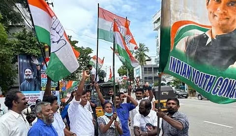 केरळच्या पुथुप्पल्ली विधानसभा मतदारसंघात जल्‍लाेष करताना काँग्रेस कार्यकर्ते.