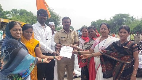 सोलापूर: जालना घटनेच्या निषेधार्थ रिधोरे येथे रास्ता रोको