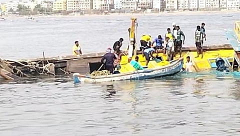 मुंबई : अपघातग्रस्त मच्छिमार नौका समुद्रातून बाहेर काढण्यात कोळी बांधवांना यश