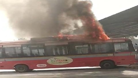 इलेक्ट्रिक बसला आग  