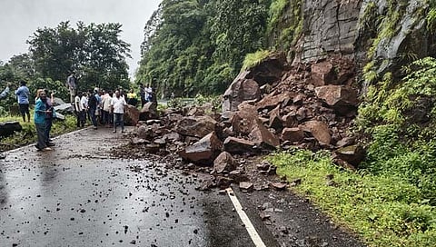 फोंडा घाटात दरड कोसळली  