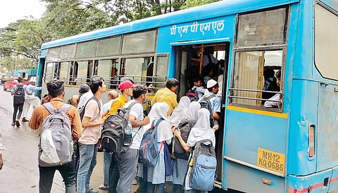 बस नाही म्हणून ‘ती’ गेली पायी घरी; स्मार्ट पिंपरी- चिंचवडमधील शाळांतील चित्र
