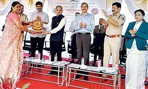 शंभर रुपये दंड भरण्यासाठी त्यांनी केला बारामती ते पुणे प्रवास