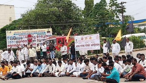 जालनेच्या घटनेनंतर सांगोला सकल मराठा समाजाच्यावतीने रस्ता रोको आंदोलन