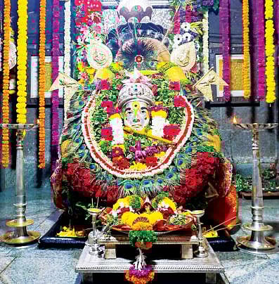 Shri Dnyaneshwar Maharaj : अलंकापुरीत संत ज्ञानेश्वर जन्मोत्सव ; माउलींच्या समाधीवर पुष्पवृष्टी