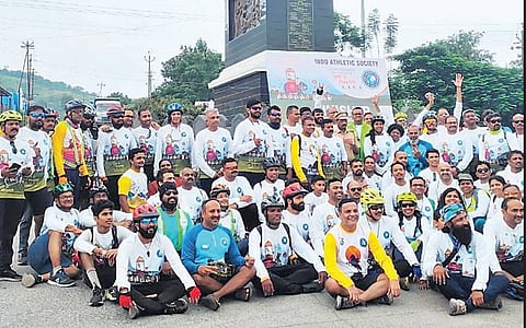 पुण्याचे 400 सायकलस्वार किल्ले शिवनेरीवर नतमस्तक